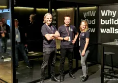 Luuk, Sven en Anique laten in Rotterdam de Adapted Office Spaces van BOW zien. De Nederlandse producent onderscheidt zich doordat de ontwerpen 100% circulair zijn.